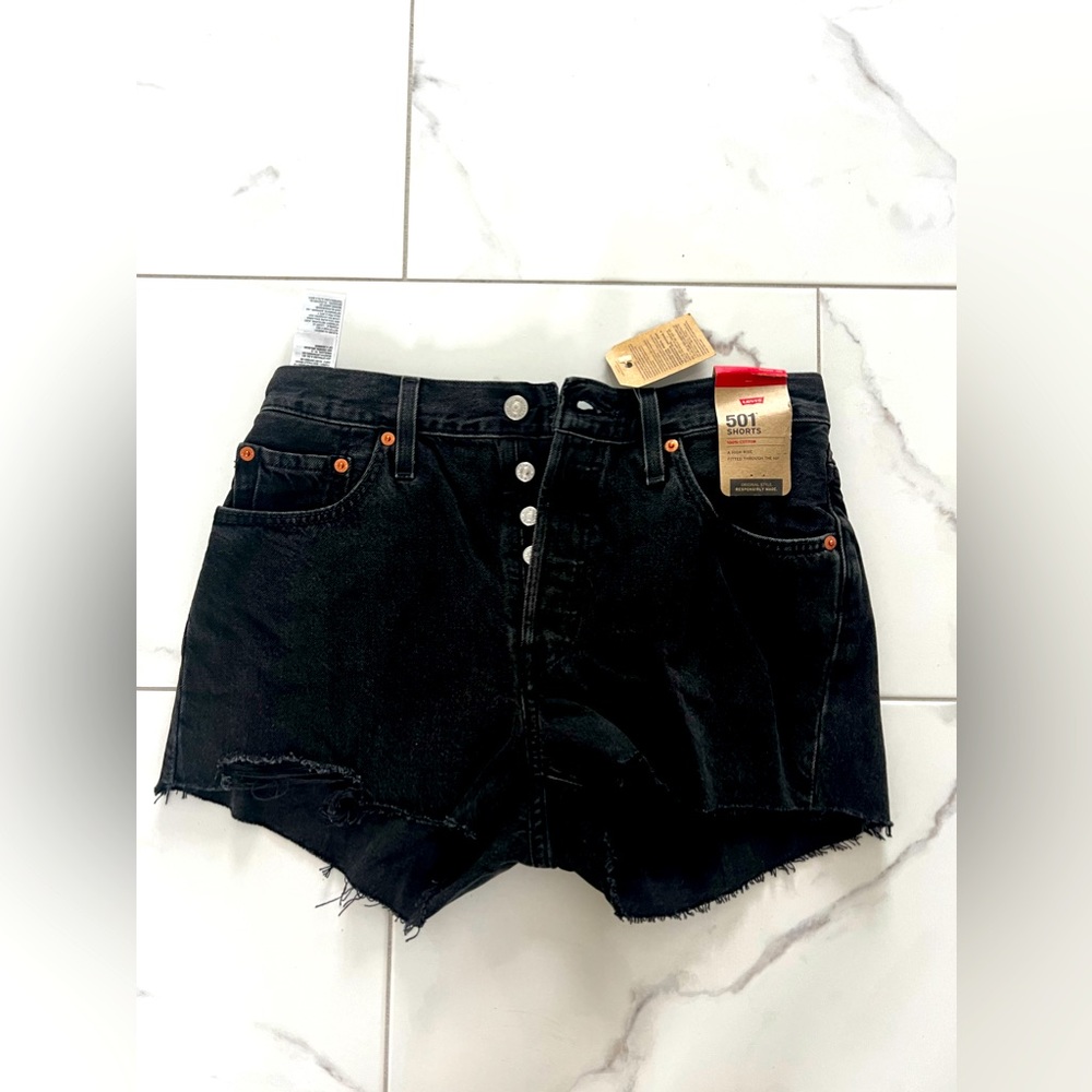 NWT - Women’s Black 501 Levi Short - Size 28